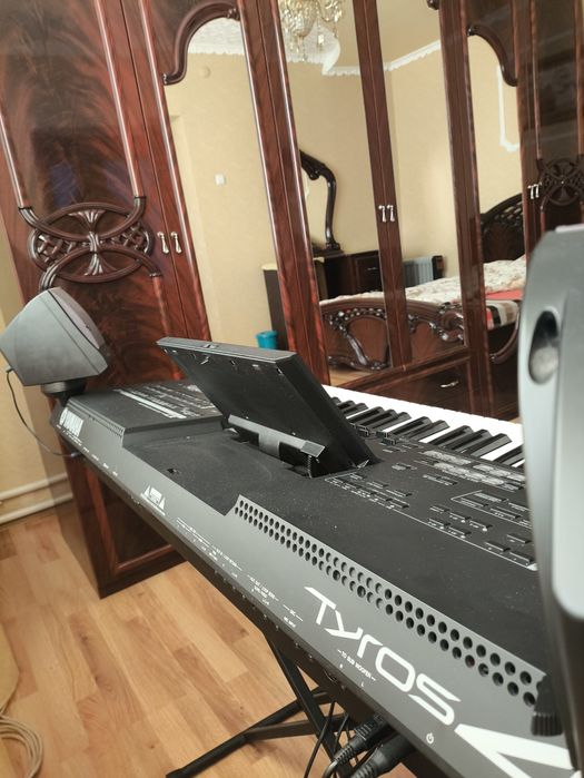 Продам синтезатор