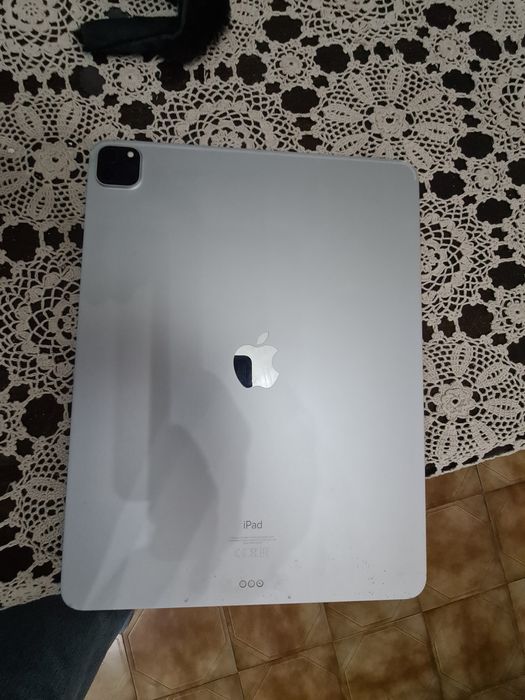 Vendo IPad a funcionar bem  com um pequeno defeito no vidro que não impede da sua funcionalidade