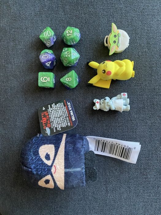 Набір колекційних іграшок, брелоків і кубиків DnD