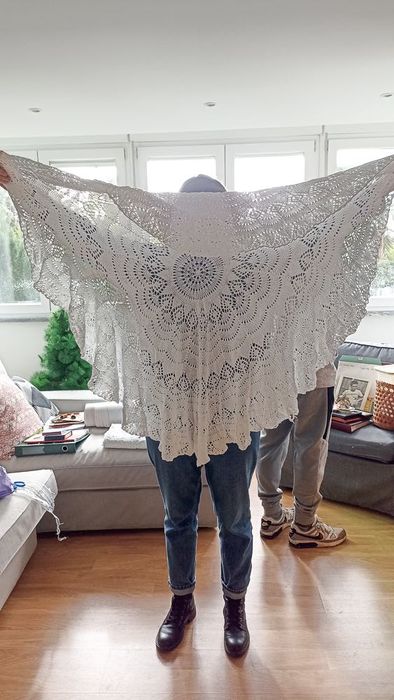 Toalha branca redonda de crochet, em bom estado