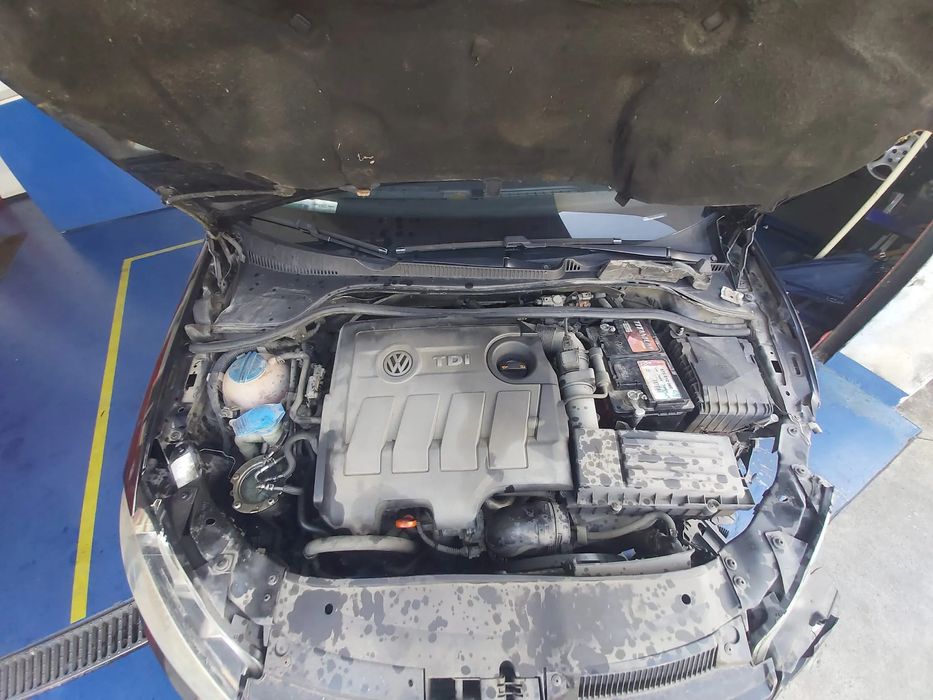 Volkswagen Golf VI 1.6 TDI de 2008 ás peças.