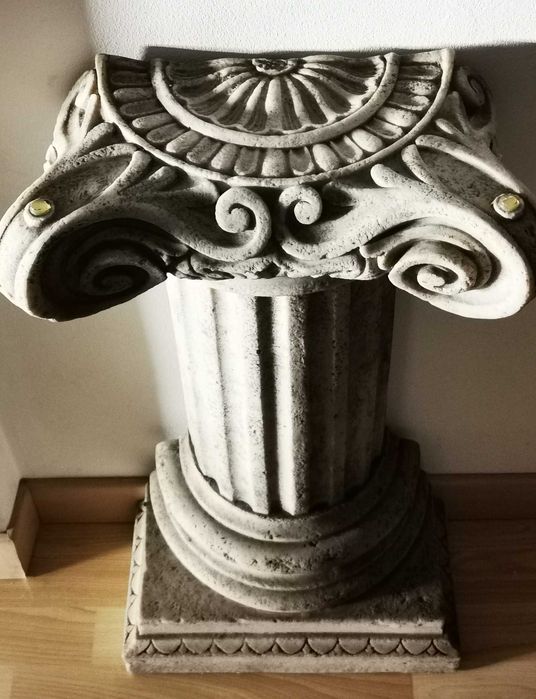 Pedestal decorativo em forma de coluna clássica