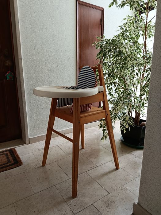 Cadeira de refeição para bebé em madeira