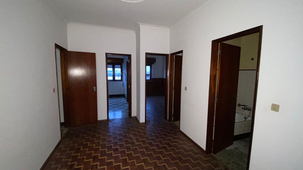 Moradia com 2 pisos independentes, garagem e quintal – Almeirim