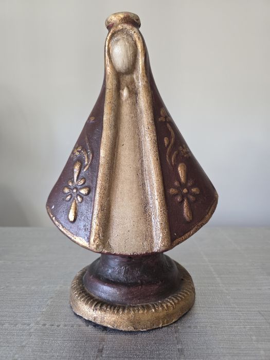 Escultura antiga em terracota - figura religiosa estilizada, vermelho e dourado