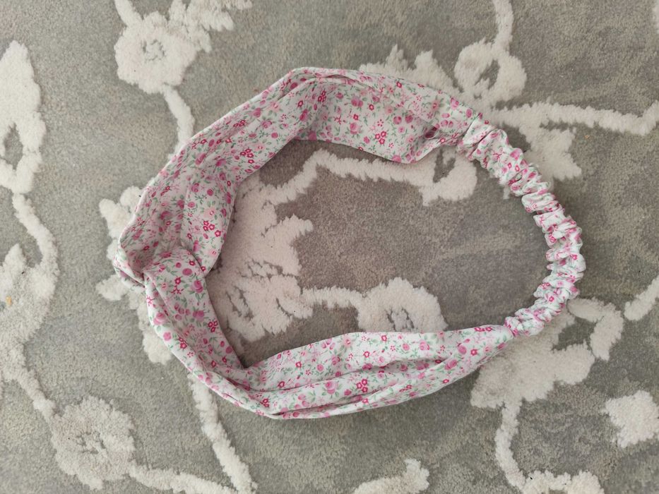 Materiałowa opaska do włosów w kwiaty na gumce