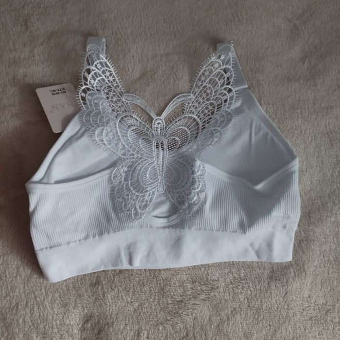 Biały biustonosz z efektownym tyłem.