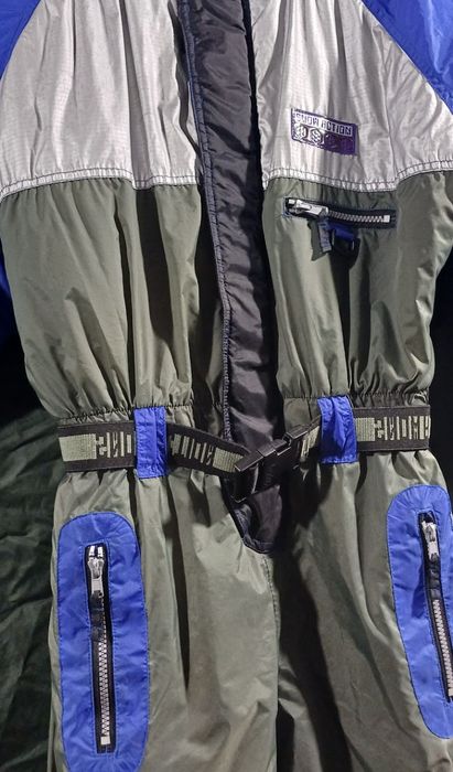 Горнолыжные теплые фирменные комбинезоны.