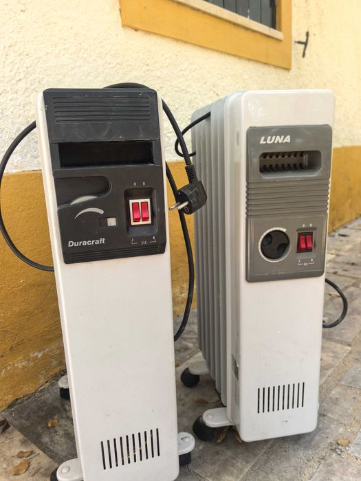 Conjunto de dois aquecedores a óleo.