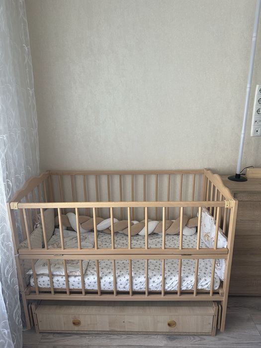 Продам детскую  кроватку  с матрасом,постельным ,чехлом в коляску