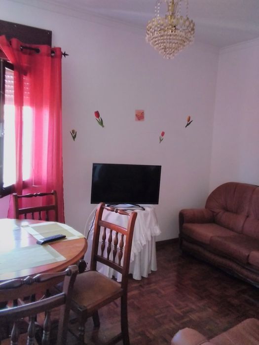 Quarto mobilado no centro.