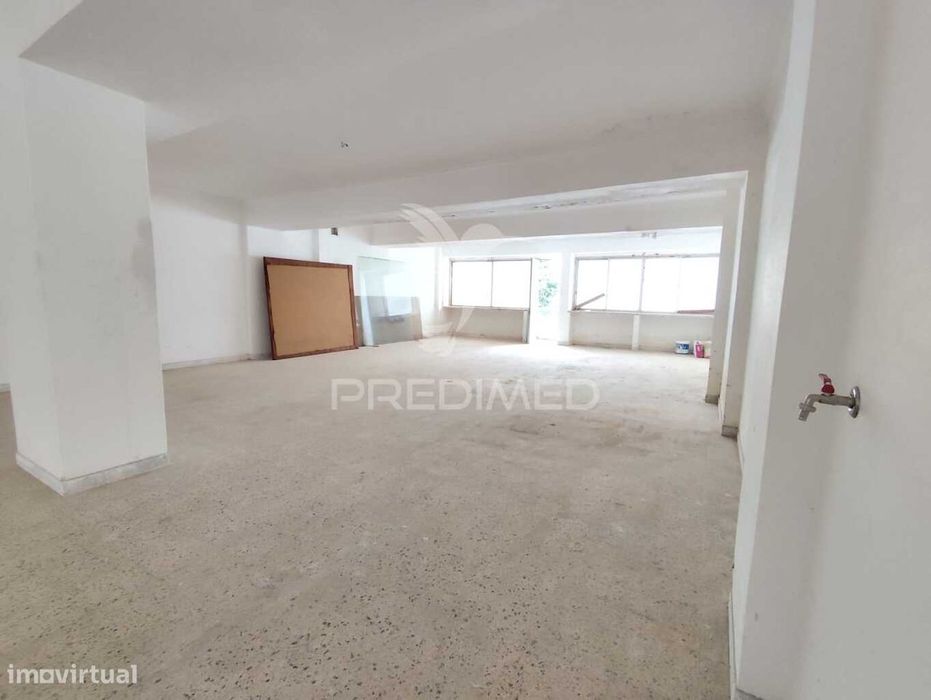 Loja com 210 m2 / Cacém