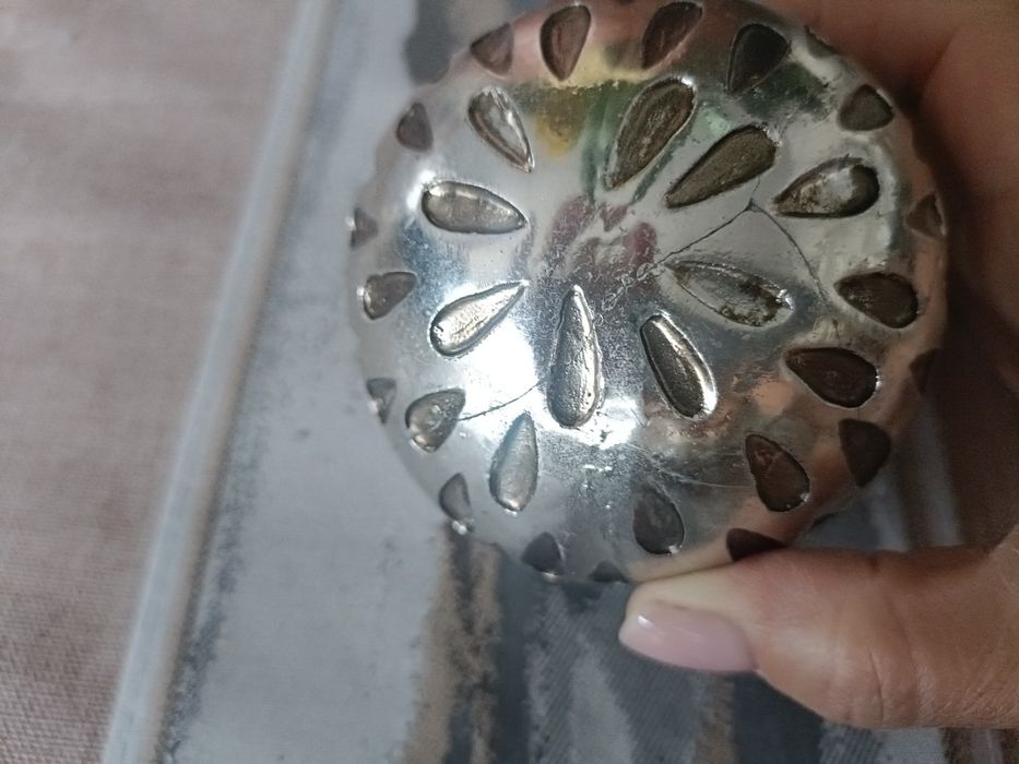Decoração de prato em inox forrado com arames