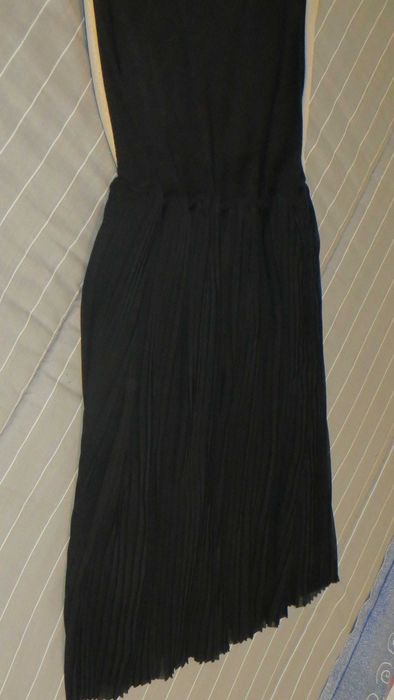 Vestido Springfield, dourado à frente, saia preta plissada e forrada M