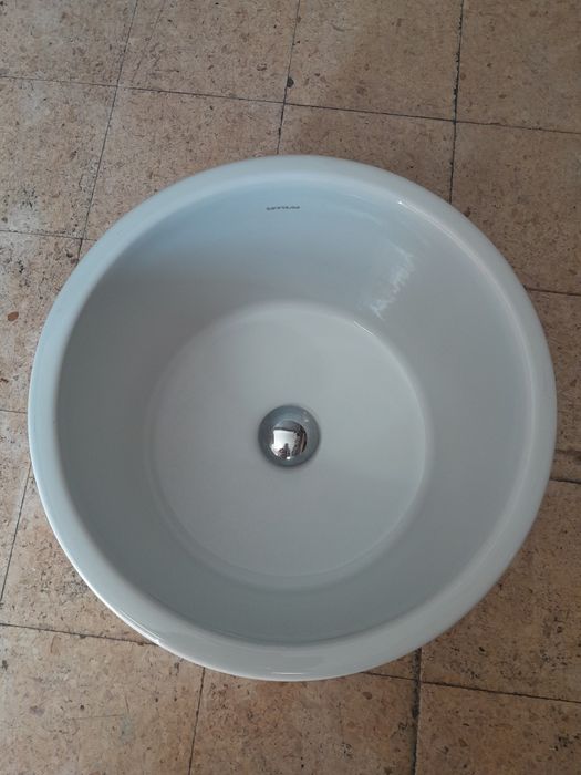 Lavatório branco usado