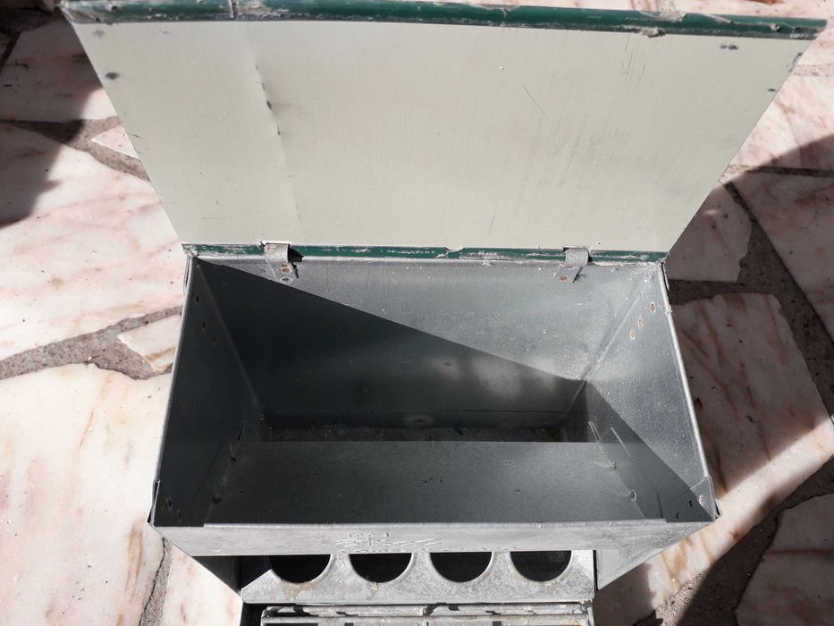 Comedor de chapa para aves