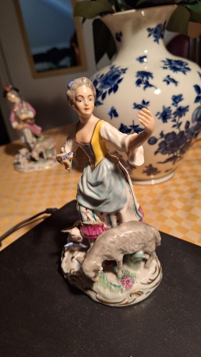 Продам фарфоровую статуэтку