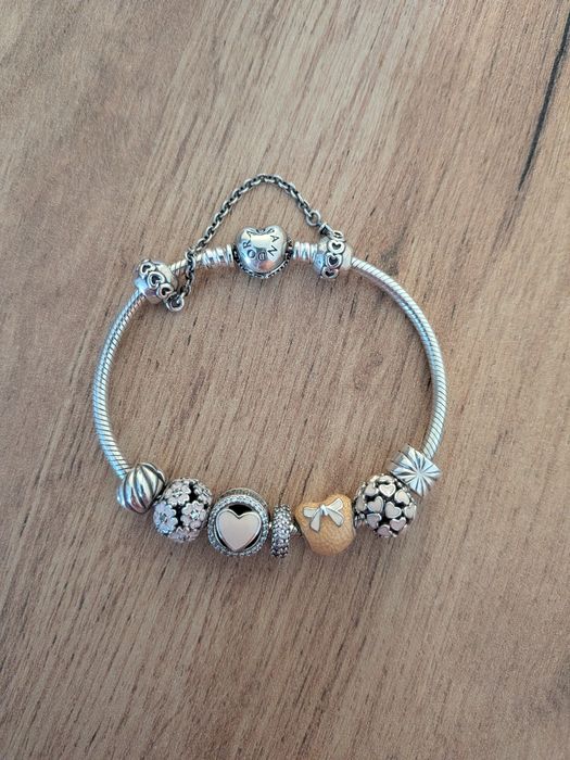 Bransoletka Pandora + charms pudrowy róż