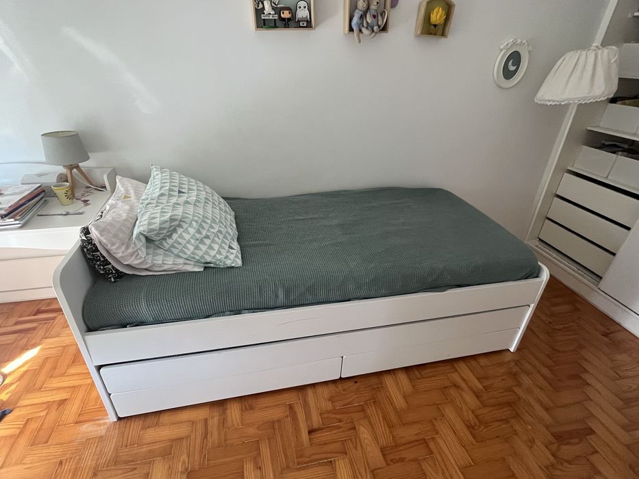 Cama dupla IKEA SLÄKT 90x200 c/ cama de puxar, colchão e 2 gavetas – branca