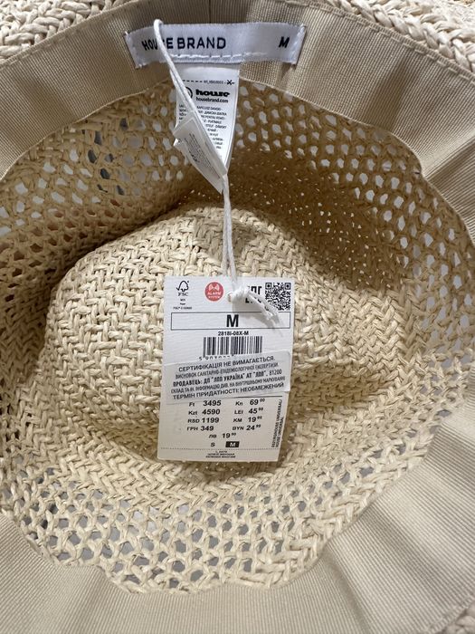 Соломеная шляпа с широкими полями