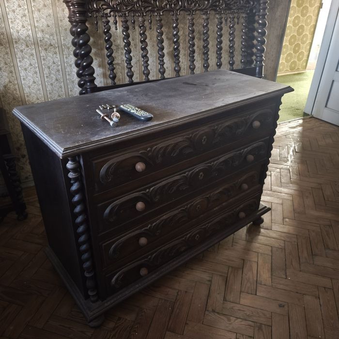Conjunto de móveis de quarto antigo.