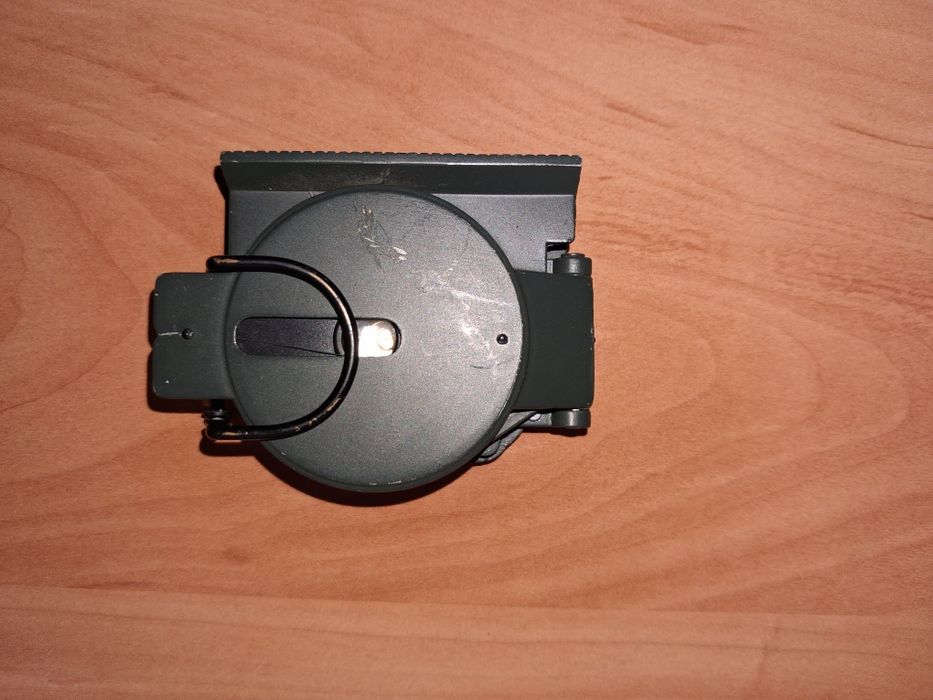 Kompas, sprzęt turystyczny, kłódeczki do walizki