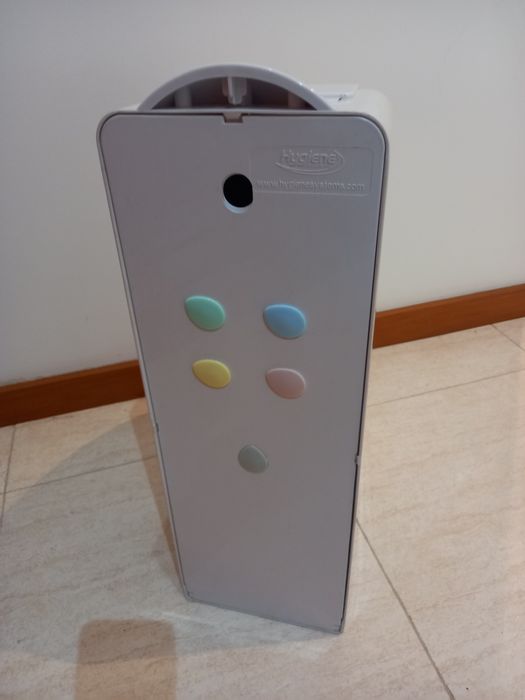 Dispensador de tampões e pensos higiénicos