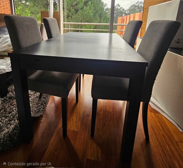 Mesa de jantar extensível + 4 cadeiras estofadas