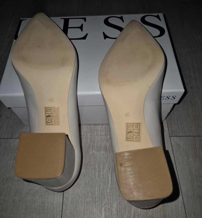 Czółenka Guess r. 40