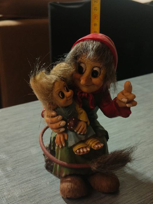 Estatueta Rara: Troll Escandinavo com Criança - Nyform Style
Linda est