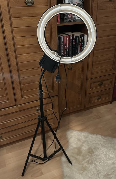 Lampa pierscionowa do makijaży