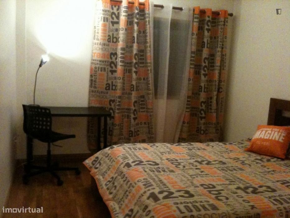 Quarto - localizado em Pedrouços Porto