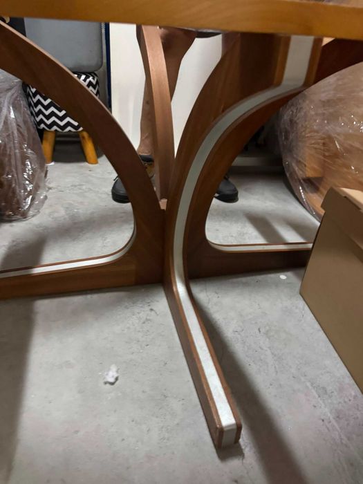 Mesa e cadeiras da Olaio