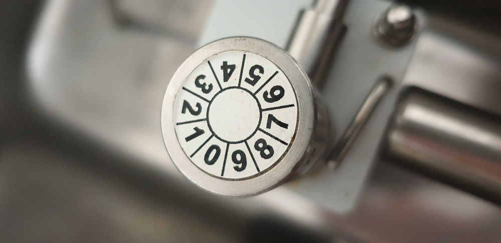 automat do bitej śmietany z przystawką do rurek