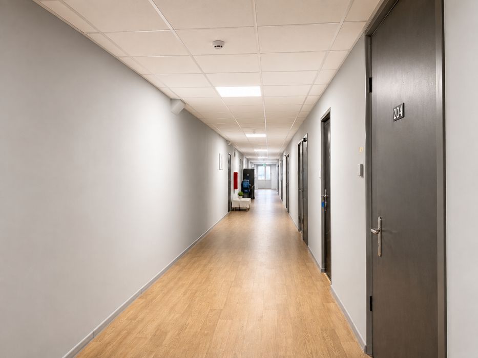 БЕЗ % Оренда офісу 670 м², вул. Василя Макуха 1, 10 хв від метро Шулявська, є парковка, закрита територія, бомбосховище. Поруч Цедіка, Дегтярівська