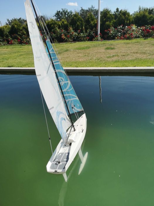 Model żaglówki RC Poseidon 650 + pilot. Sprawna!