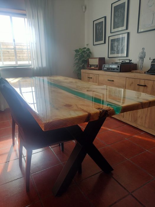 Mesa de madeira maciça e resina
