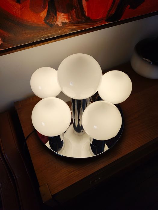 Candeeiro de mesa vintage com cinco globos de vidro opalino branco