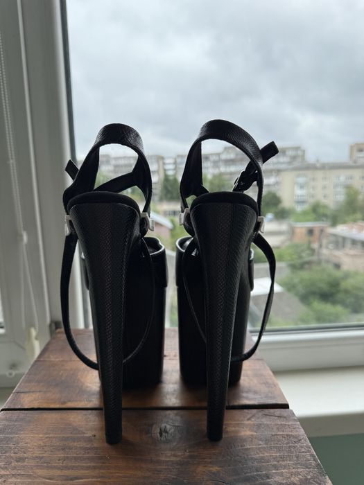 Стріпи трійка босоніжки, розміри 37, 38, 39, чорний або червоний