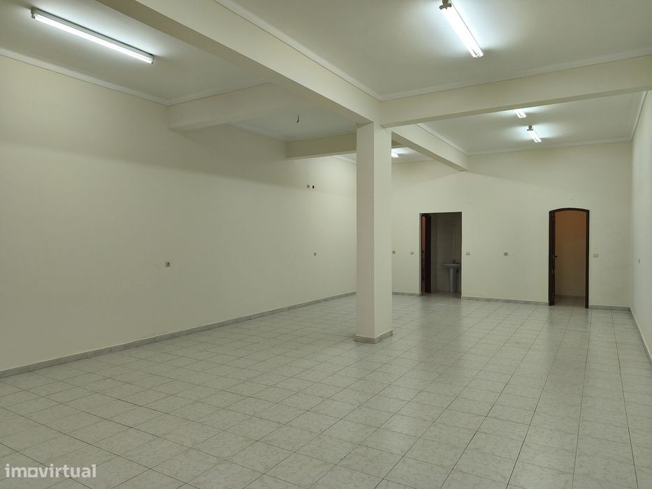 Loja no Casal do Cotão, Bem Conservada, Saída de fumos, 2 WCs, Montra.