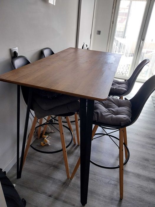Mesa de Bar/Cozinha com 2 cadeiras altas de bar