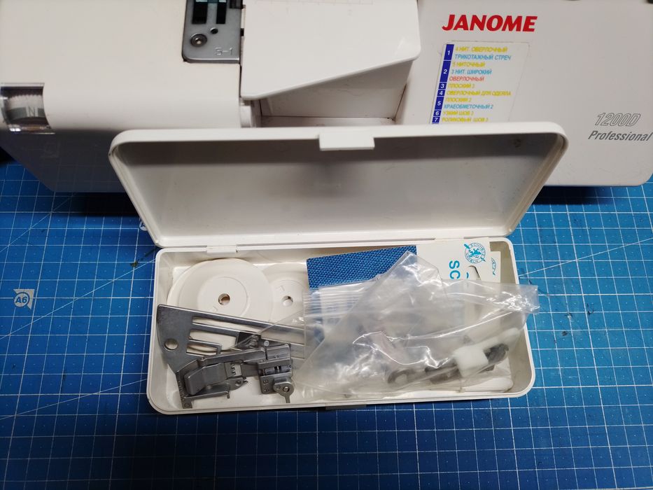 Оверлок коверлок распошивалка Janome 1200D Professional