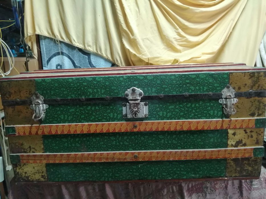 arca antiga em metal e madeira