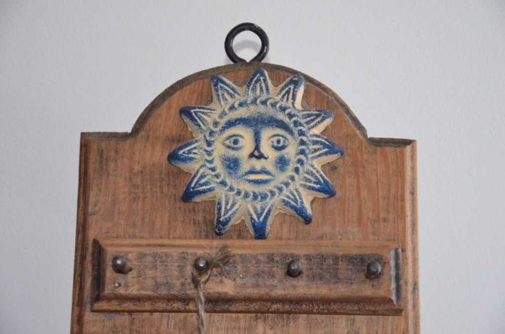 Cabide/chaveiro de parede, em madeira maciça, feito no México