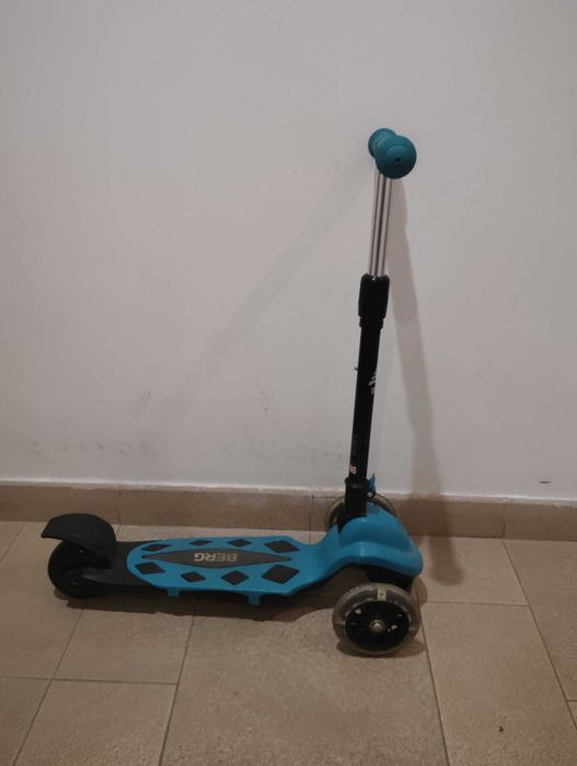 trotinete azul da berg