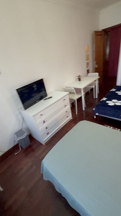 Quarto com 2 camas em Massamá a 600 m da estação de comboio