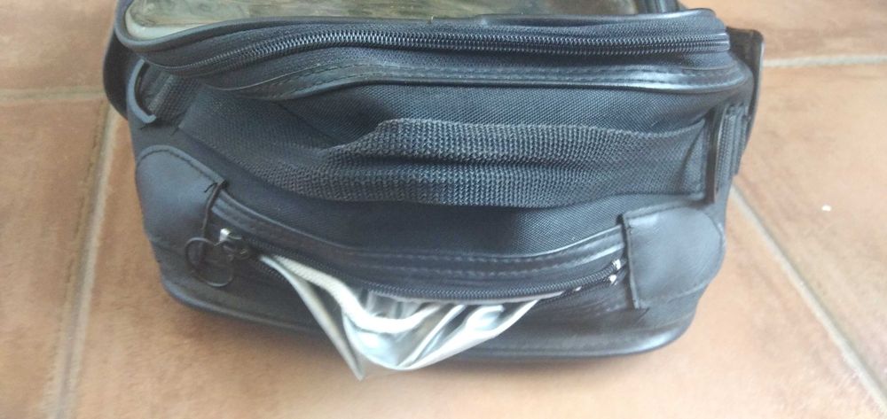 Mochila com imans para depósito de mota