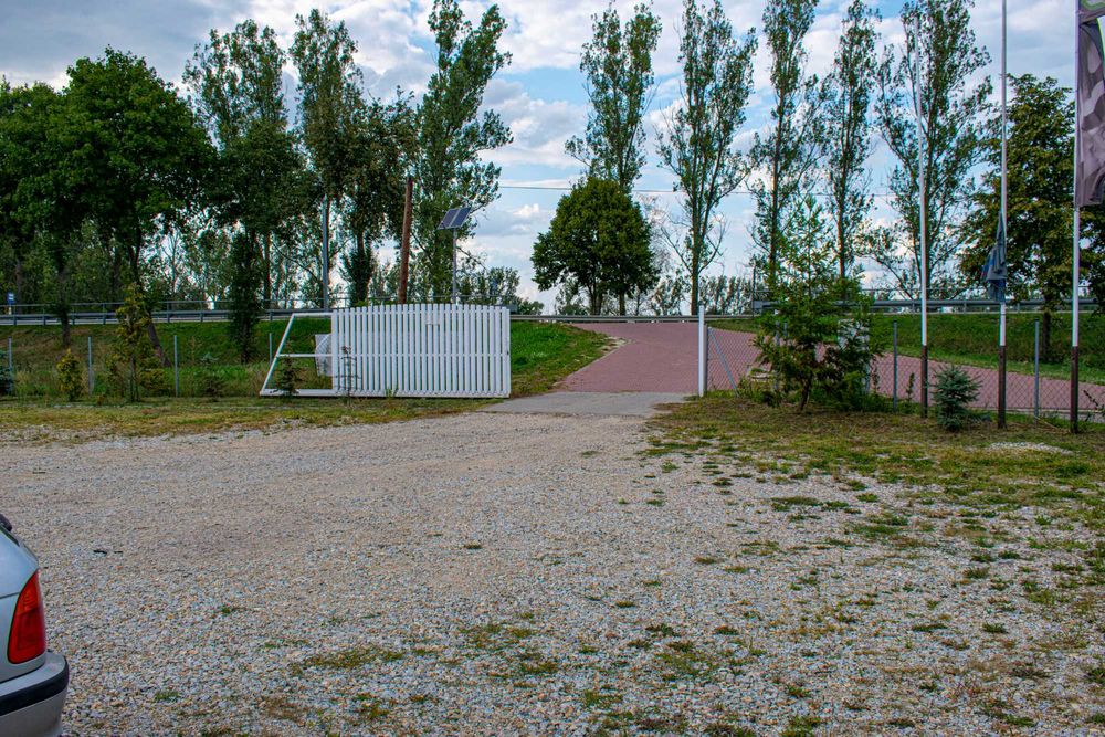 Plac przy głównej trasie z biurem