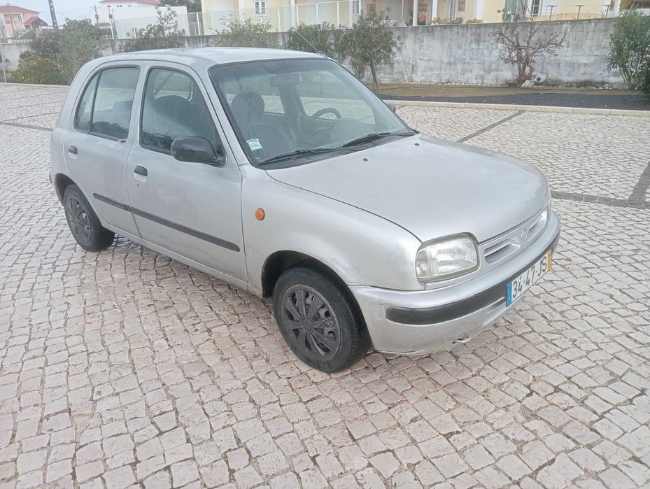 Nissan Micra á gasolina de 5 lugares