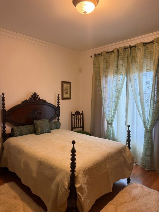 Quarto mobilado com WC privativo – Zona nobre de Torres Novas